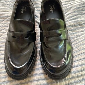 CROWN VINTAGE CHUNKY HEEL BLACK LOAFER